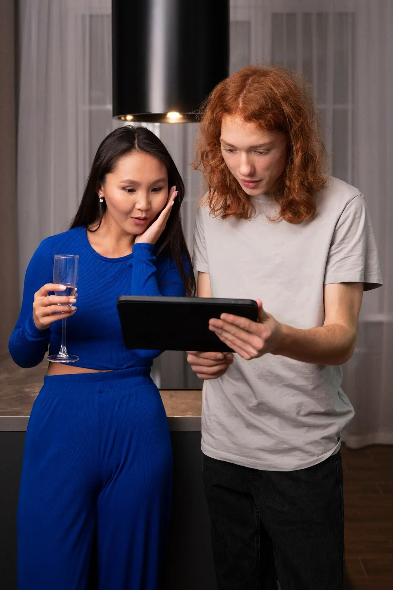 Друзья читают сообщения, снято средним планом.