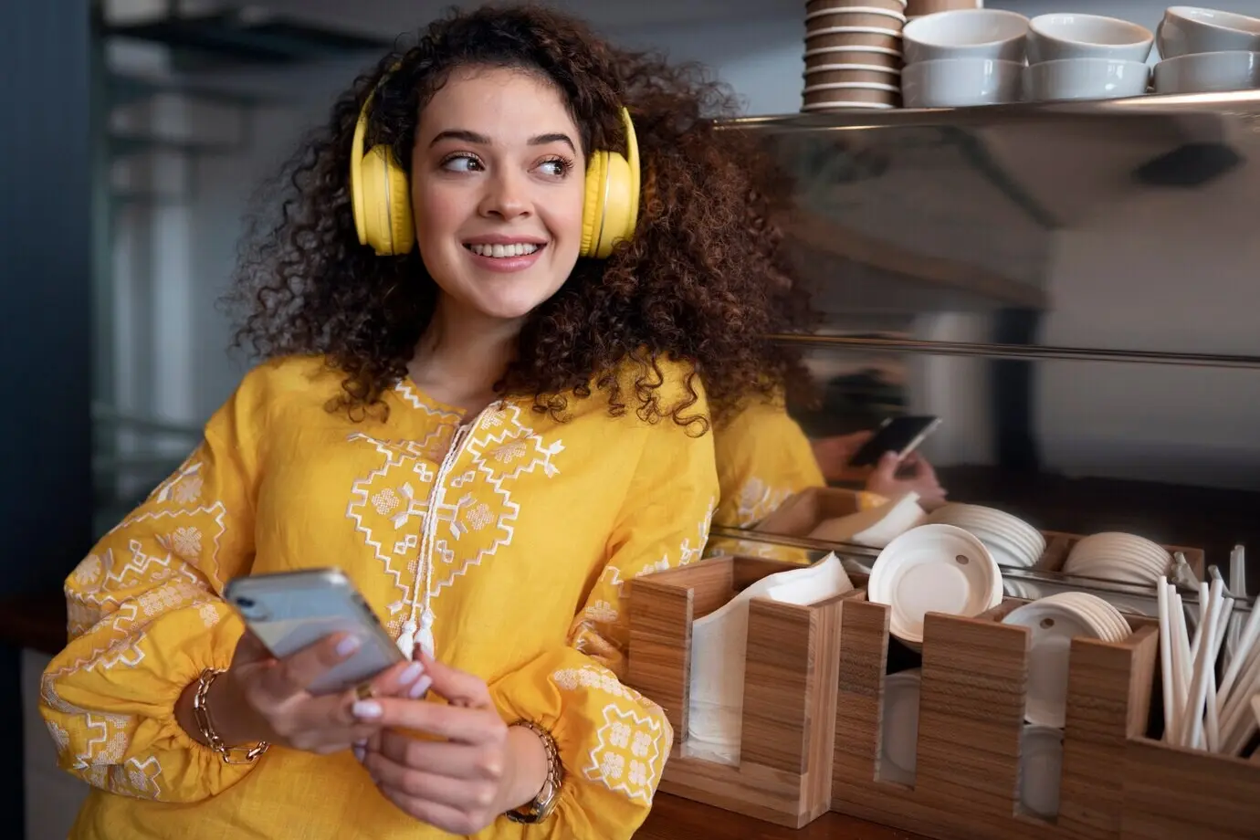 Молодая женщина в вышитой рубашке.